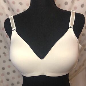 WARNERS white softly padded bra. Adjustable straps. Size 38 B.